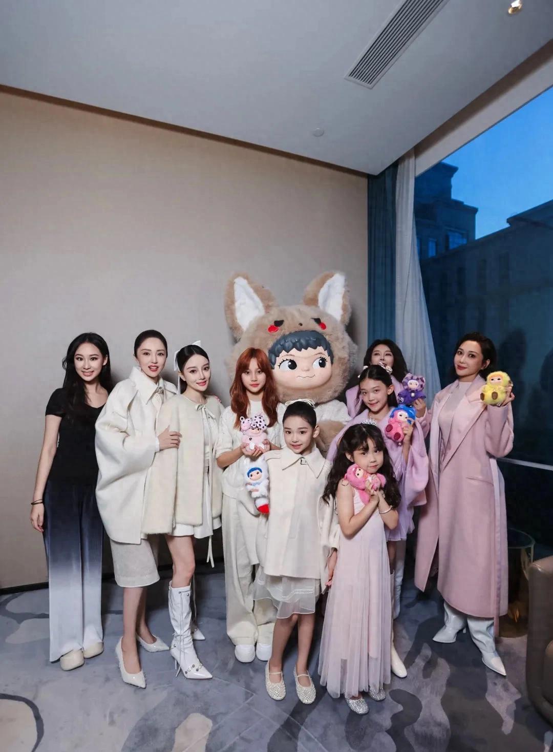 华体会体育-杜华晒星二代走秀！甜馨比李小璐还高，酒窝有星范儿，黄奕尴尬了