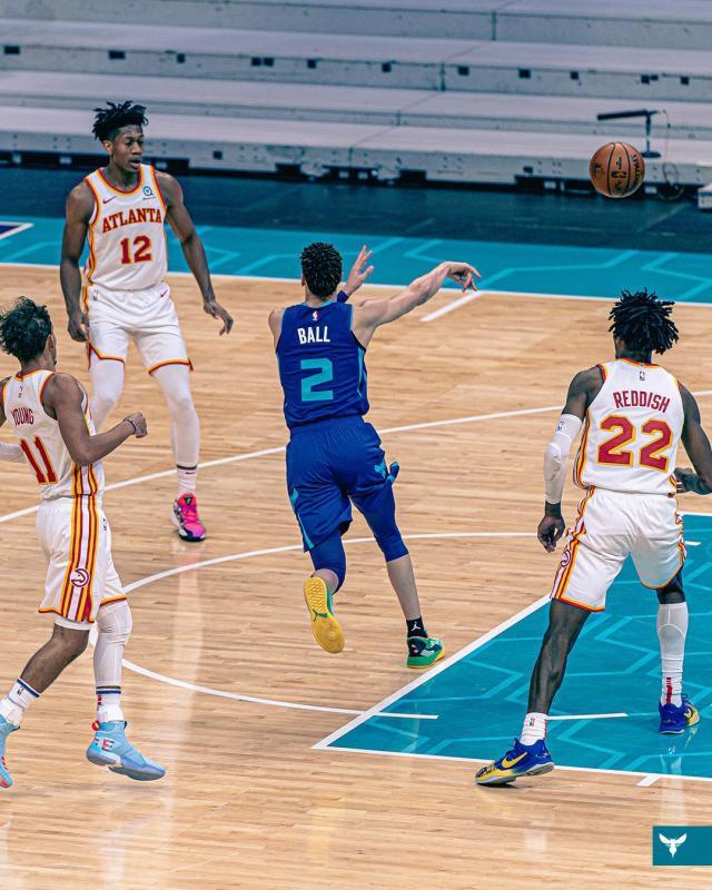 华体会官网-22+12+11！三球成NBA历史最年轻三双先生 天赋尽显